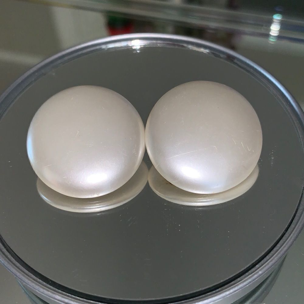 Vtg flat white pearlized round clip on earrings